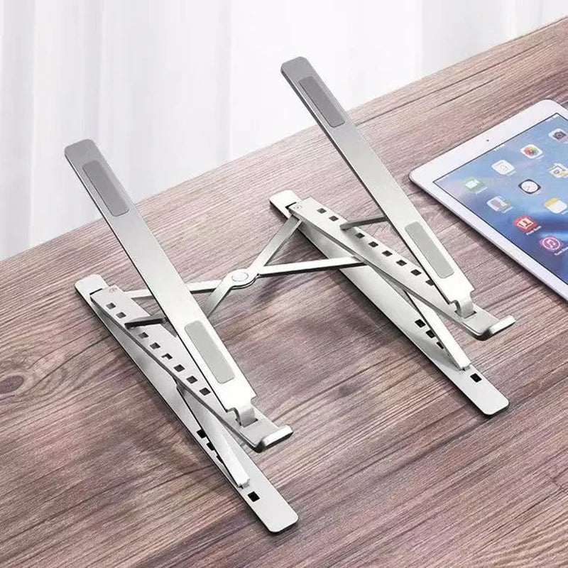 Support pliable en aluminium déplié sur un bureau en bois