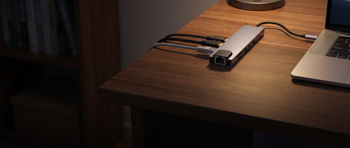Hub USB-C 8 en 1 branché à un ordinateur portable, le soir