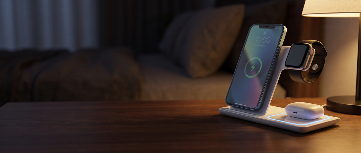 Station de charge 3 en 1 sur une table de chevet, le soir
