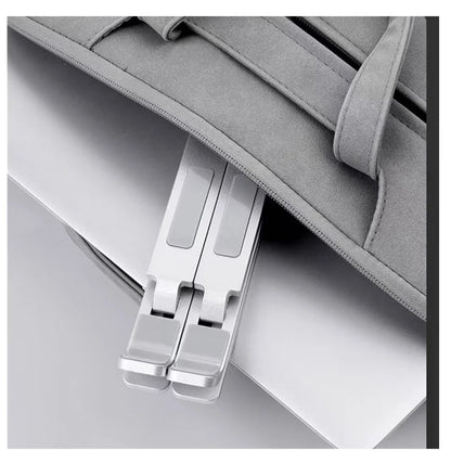 Support replié à plat, glissé dans une sacoche