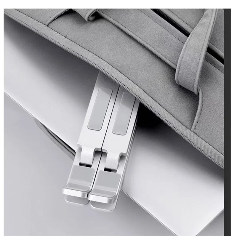 Support replié à plat, glissé dans une sacoche