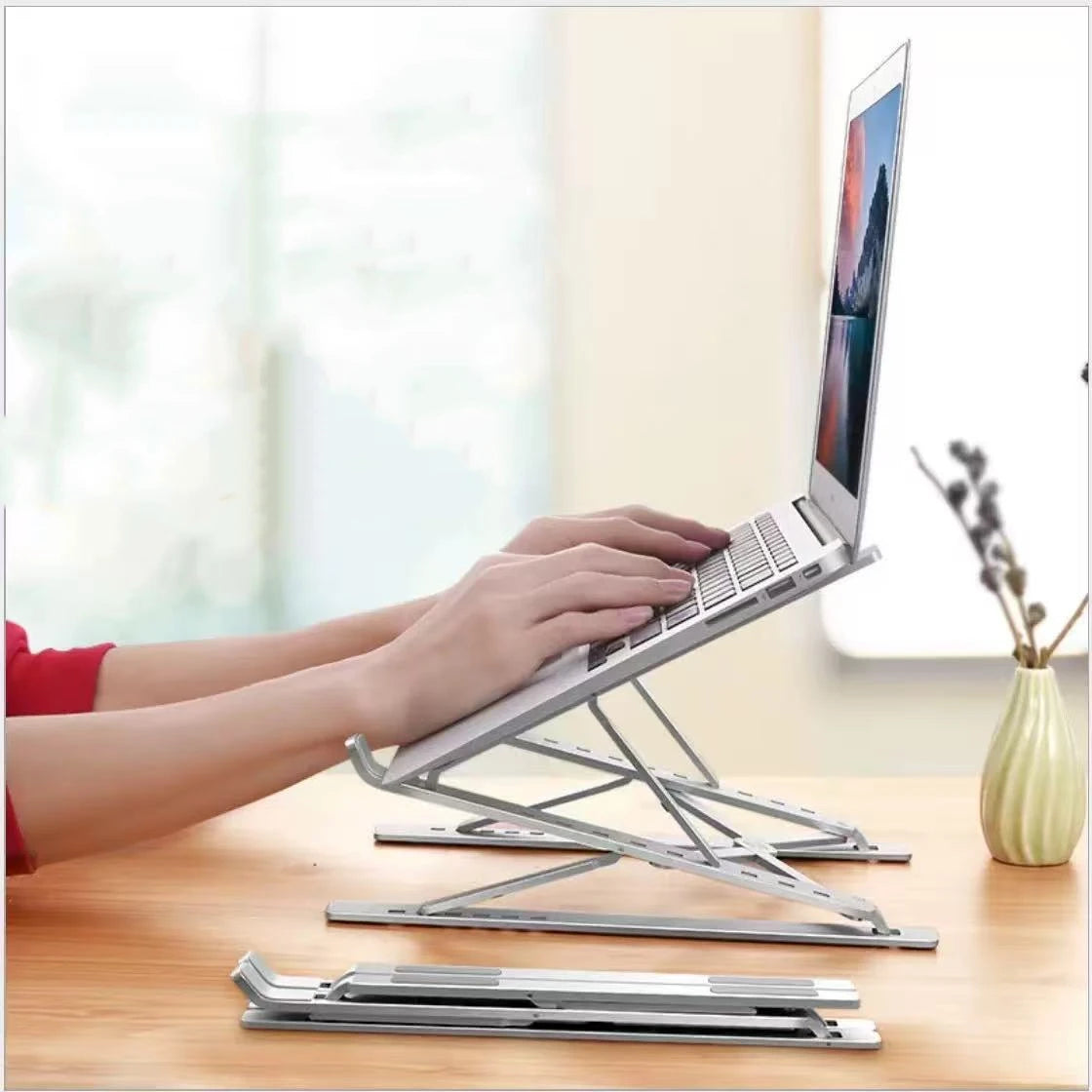 Frappe au clavier sur un ordinateur portable incliné par le support