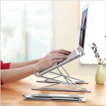 Frappe au clavier sur un ordinateur portable incliné par le support