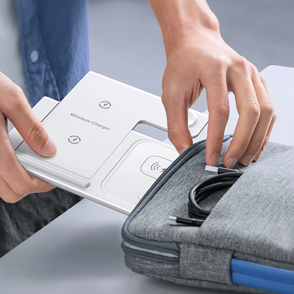 Station de charge repliée à plat, glissée dans un sac