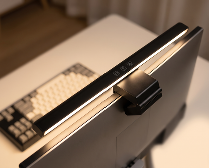 Gros plan sur les touches tactiles et la pince de la lampe d’écran posée sur un moniteur