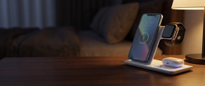 Station de charge 3 en 1 sur une table de chevet, le soir
